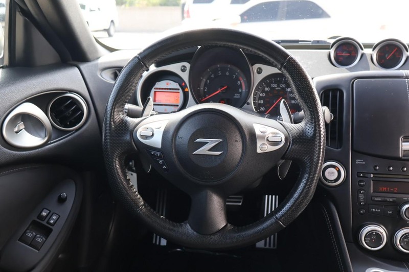 Nissan 370Z Vehicle Full-screen Gallery Image 24