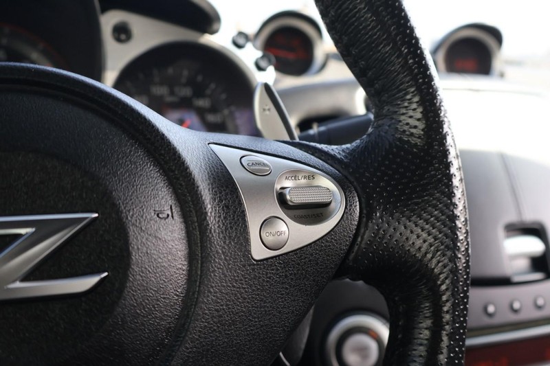 Nissan 370Z Vehicle Full-screen Gallery Image 26