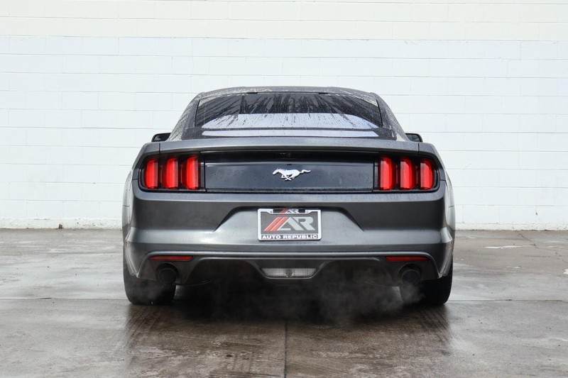 Ford Mustang Vehicle Full-screen Gallery Image 06