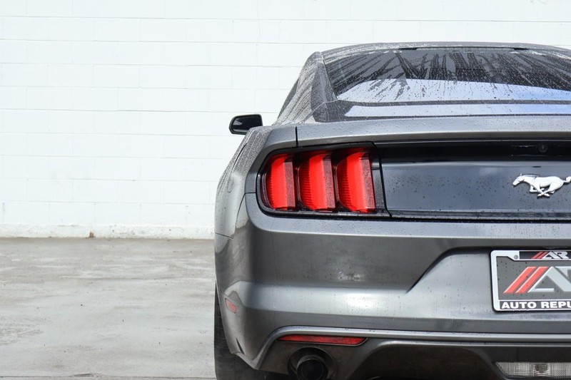 Ford Mustang Vehicle Full-screen Gallery Image 07