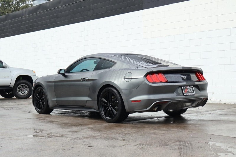 Ford Mustang Vehicle Full-screen Gallery Image 10
