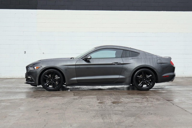 Ford Mustang Vehicle Full-screen Gallery Image 11