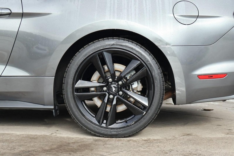 Ford Mustang Vehicle Full-screen Gallery Image 14