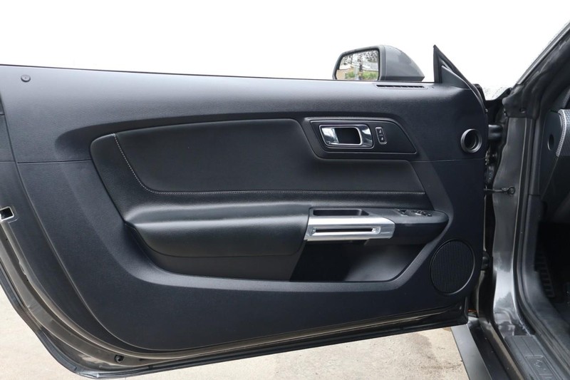 Ford Mustang Vehicle Full-screen Gallery Image 15