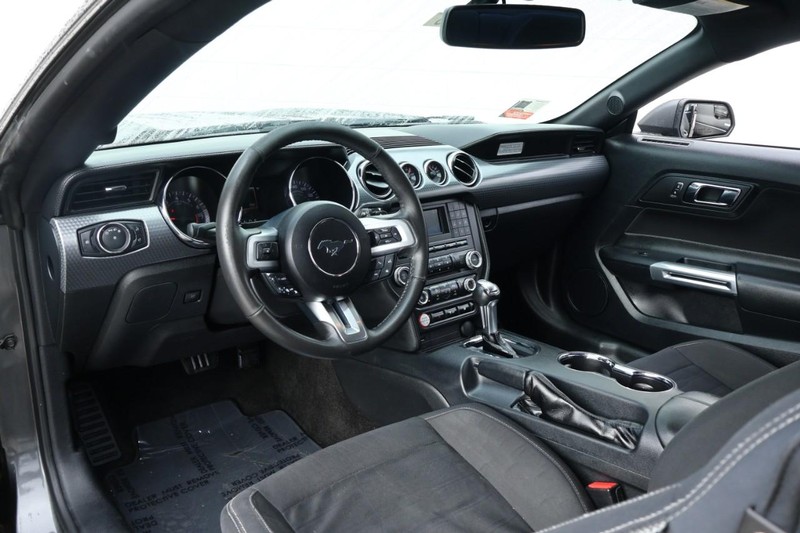 Ford Mustang Vehicle Full-screen Gallery Image 16