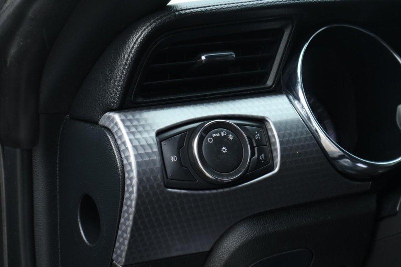 Ford Mustang Vehicle Full-screen Gallery Image 17