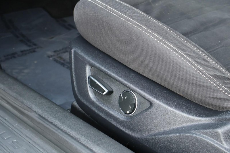 Ford Mustang Vehicle Full-screen Gallery Image 18