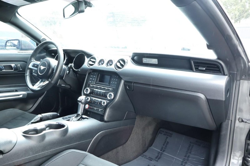 Ford Mustang Vehicle Full-screen Gallery Image 21