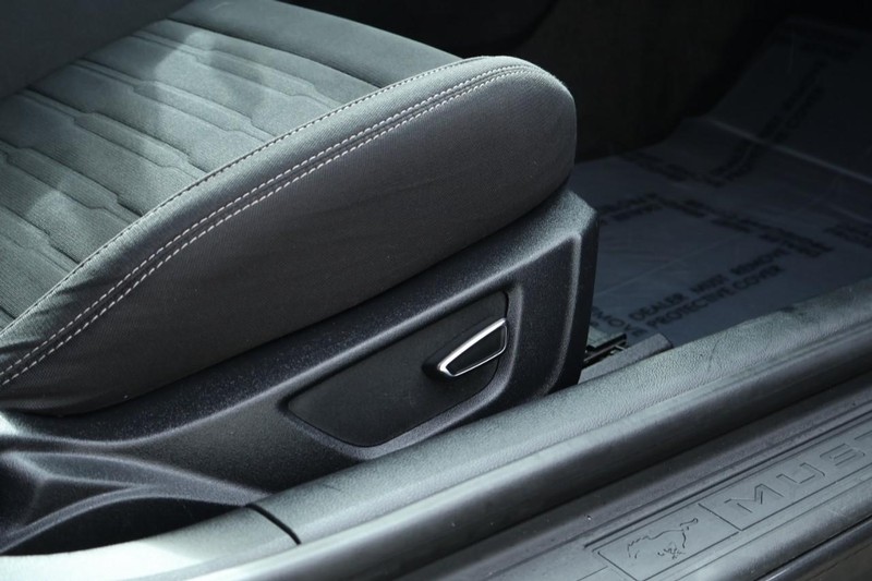 Ford Mustang Vehicle Full-screen Gallery Image 22