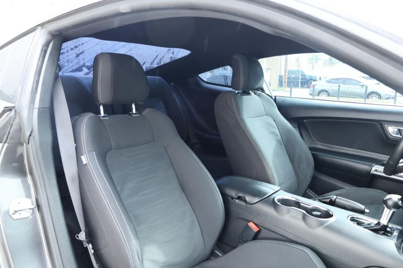 Ford Mustang Vehicle Full-screen Gallery Image 23