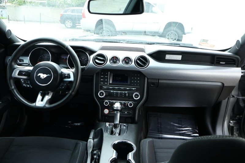 Ford Mustang Vehicle Full-screen Gallery Image 24