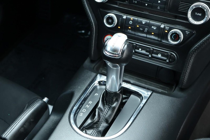 Ford Mustang Vehicle Full-screen Gallery Image 31