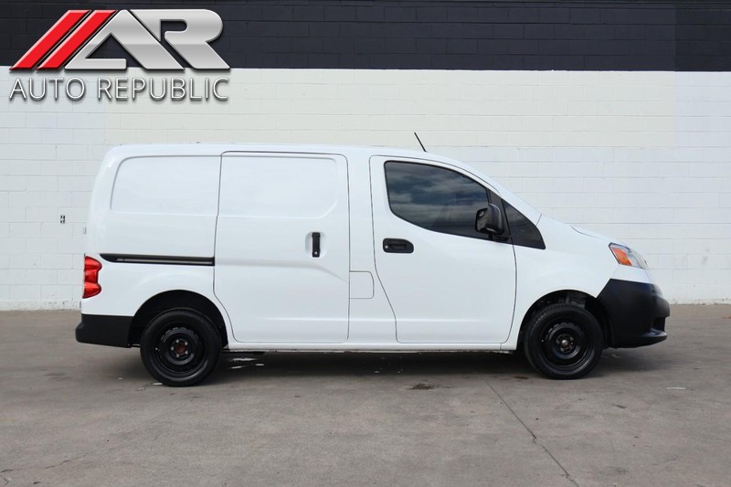 Nissan NV200 Compact Cargo Vehicle Full-screen Gallery Image 01