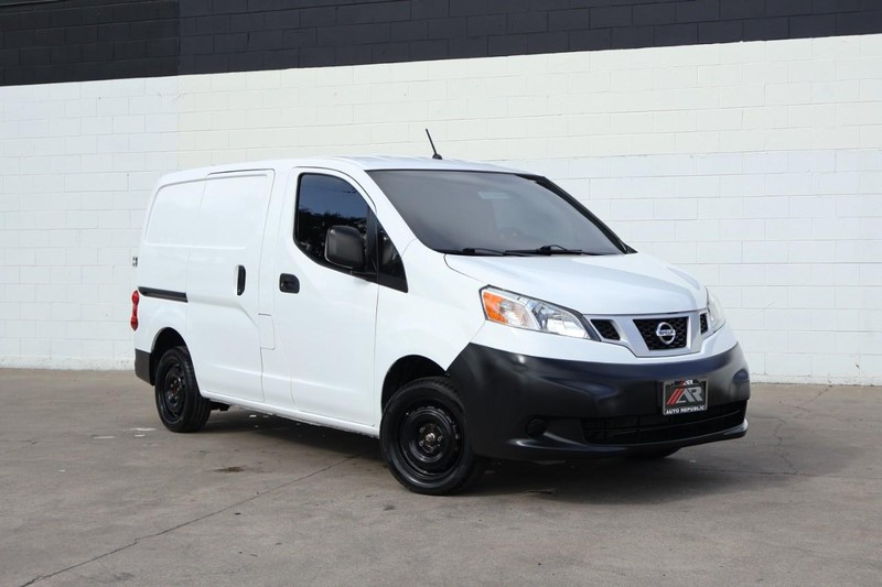 Nissan NV200 Compact Cargo Vehicle Full-screen Gallery Image 02
