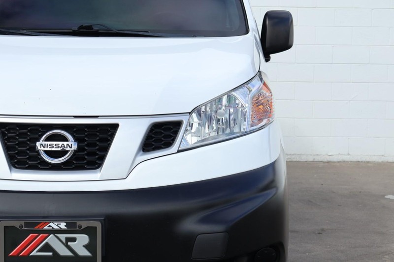 Nissan NV200 Compact Cargo Vehicle Full-screen Gallery Image 04