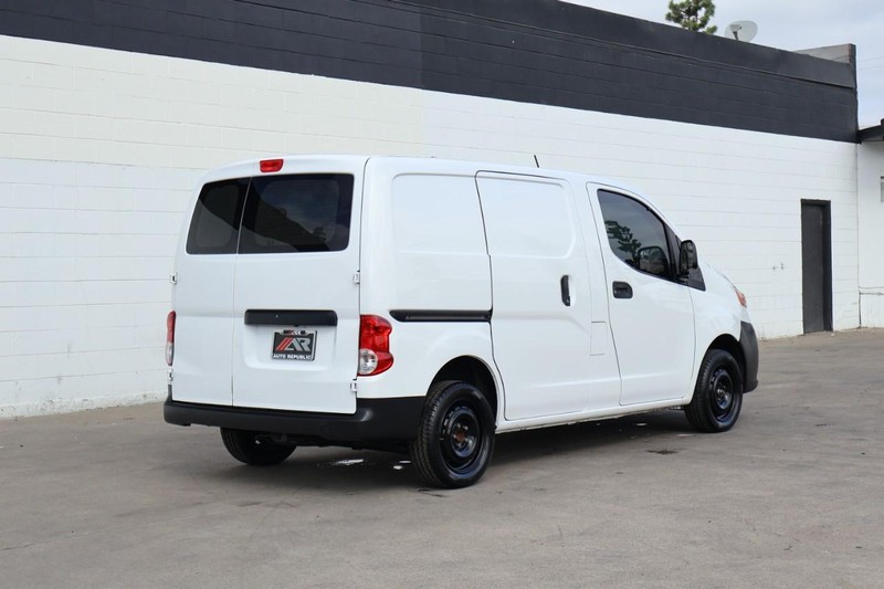 Nissan NV200 Compact Cargo Vehicle Full-screen Gallery Image 05