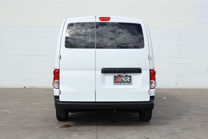 Nissan NV200 Compact Cargo Vehicle Full-screen Gallery Image 06