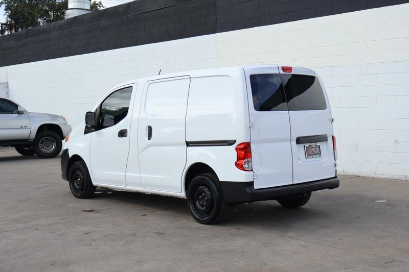 Nissan NV200 Compact Cargo Vehicle Full-screen Gallery Image 09