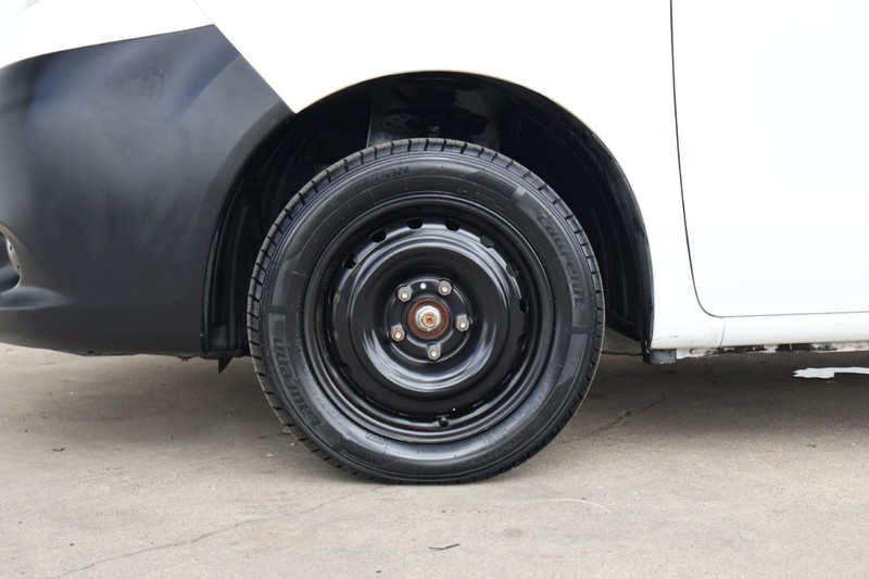 Nissan NV200 Compact Cargo Vehicle Full-screen Gallery Image 13