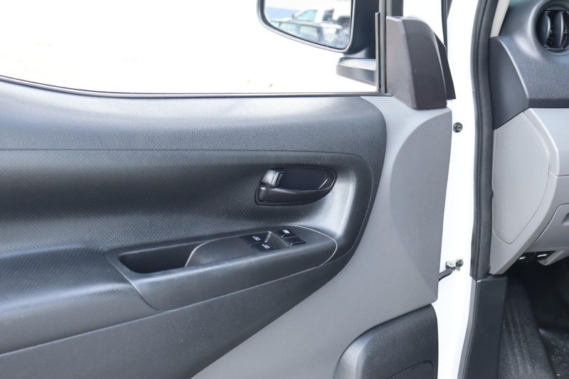 Nissan NV200 Compact Cargo Vehicle Full-screen Gallery Image 15