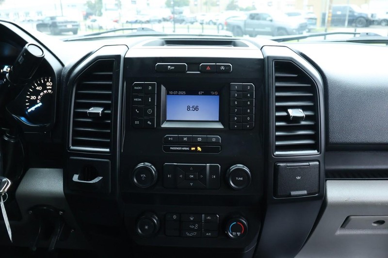 Ford F-150 Vehicle Full-screen Gallery Image 21