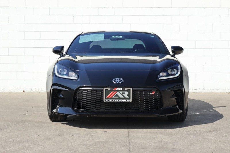 Toyota GR86 Vehicle Full-screen Gallery Image 02