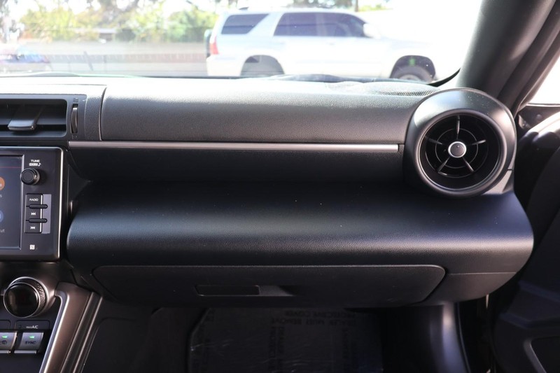 Toyota GR86 Vehicle Full-screen Gallery Image 24