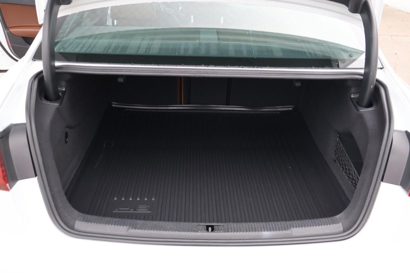 Audi A6 Vehicle Full-screen Gallery Image 09