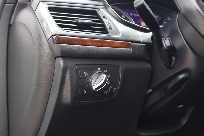 Audi A6 Vehicle Full-screen Gallery Image 18