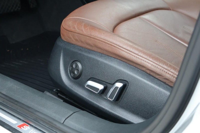 Audi A6 Vehicle Full-screen Gallery Image 19