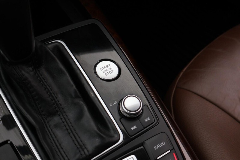 Audi A6 Vehicle Full-screen Gallery Image 39