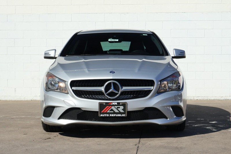 Mercedes-Benz CLA 250 Vehicle Full-screen Gallery Image 02