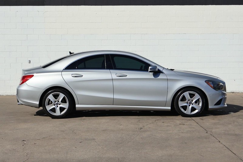 Mercedes-Benz CLA 250 Vehicle Full-screen Gallery Image 04