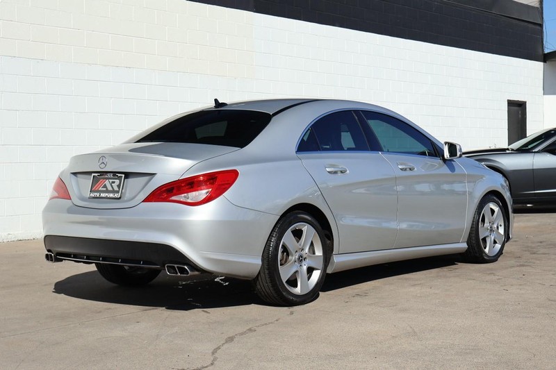 Mercedes-Benz CLA 250 Vehicle Full-screen Gallery Image 05