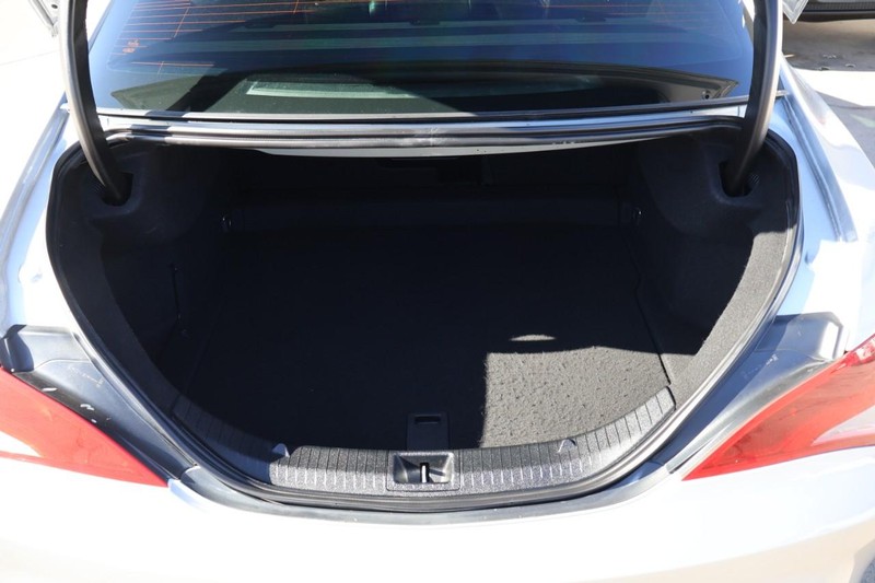 Mercedes-Benz CLA 250 Vehicle Full-screen Gallery Image 08