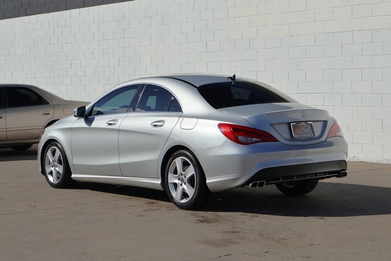 Mercedes-Benz CLA 250 Vehicle Full-screen Gallery Image 09