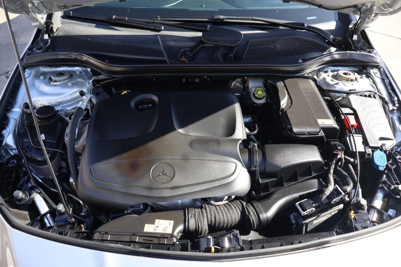 Mercedes-Benz CLA 250 Vehicle Full-screen Gallery Image 12