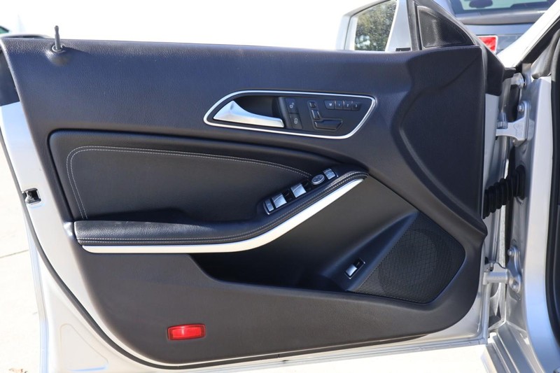 Mercedes-Benz CLA 250 Vehicle Full-screen Gallery Image 14