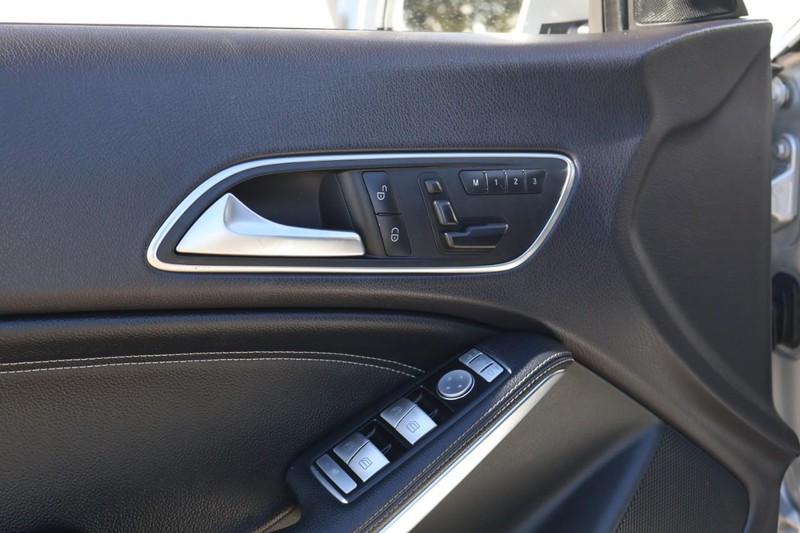 Mercedes-Benz CLA 250 Vehicle Full-screen Gallery Image 15