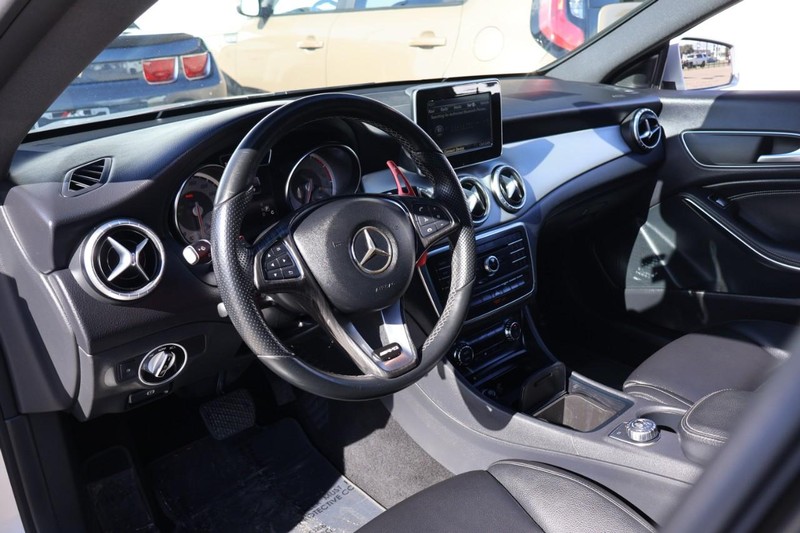 Mercedes-Benz CLA 250 Vehicle Full-screen Gallery Image 16