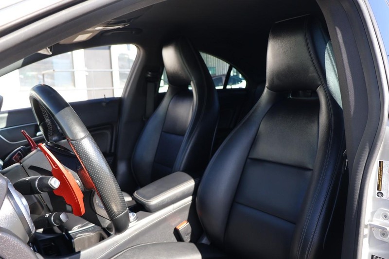 Mercedes-Benz CLA 250 Vehicle Full-screen Gallery Image 17