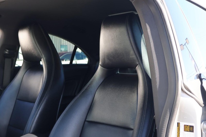 Mercedes-Benz CLA 250 Vehicle Full-screen Gallery Image 18