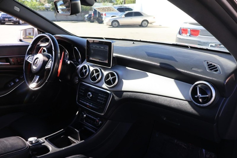 Mercedes-Benz CLA 250 Vehicle Full-screen Gallery Image 19