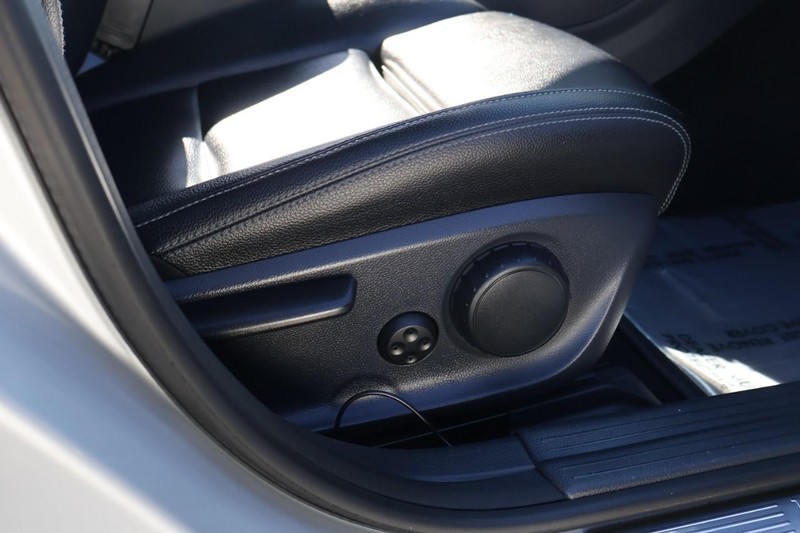 Mercedes-Benz CLA 250 Vehicle Full-screen Gallery Image 20