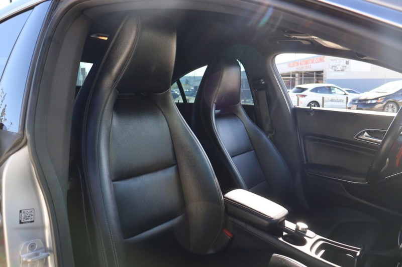Mercedes-Benz CLA 250 Vehicle Full-screen Gallery Image 21