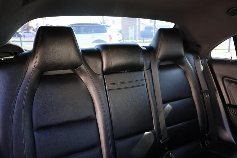 Mercedes-Benz CLA 250 Vehicle Full-screen Gallery Image 22