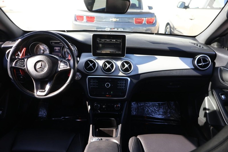 Mercedes-Benz CLA 250 Vehicle Full-screen Gallery Image 23