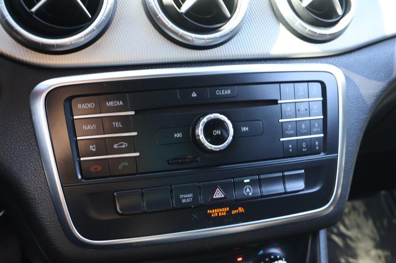 Mercedes-Benz CLA 250 Vehicle Full-screen Gallery Image 30