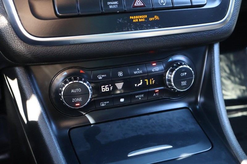 Mercedes-Benz CLA 250 Vehicle Full-screen Gallery Image 31