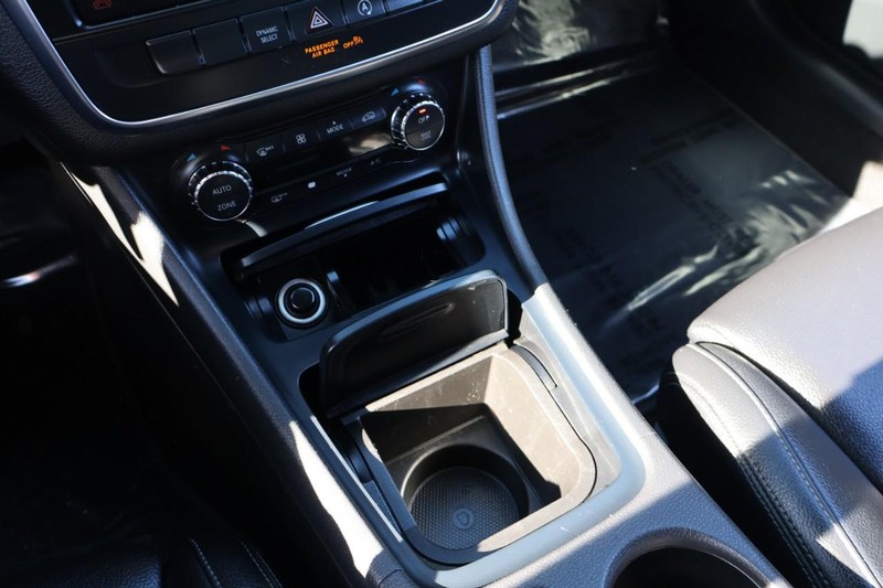 Mercedes-Benz CLA 250 Vehicle Full-screen Gallery Image 32